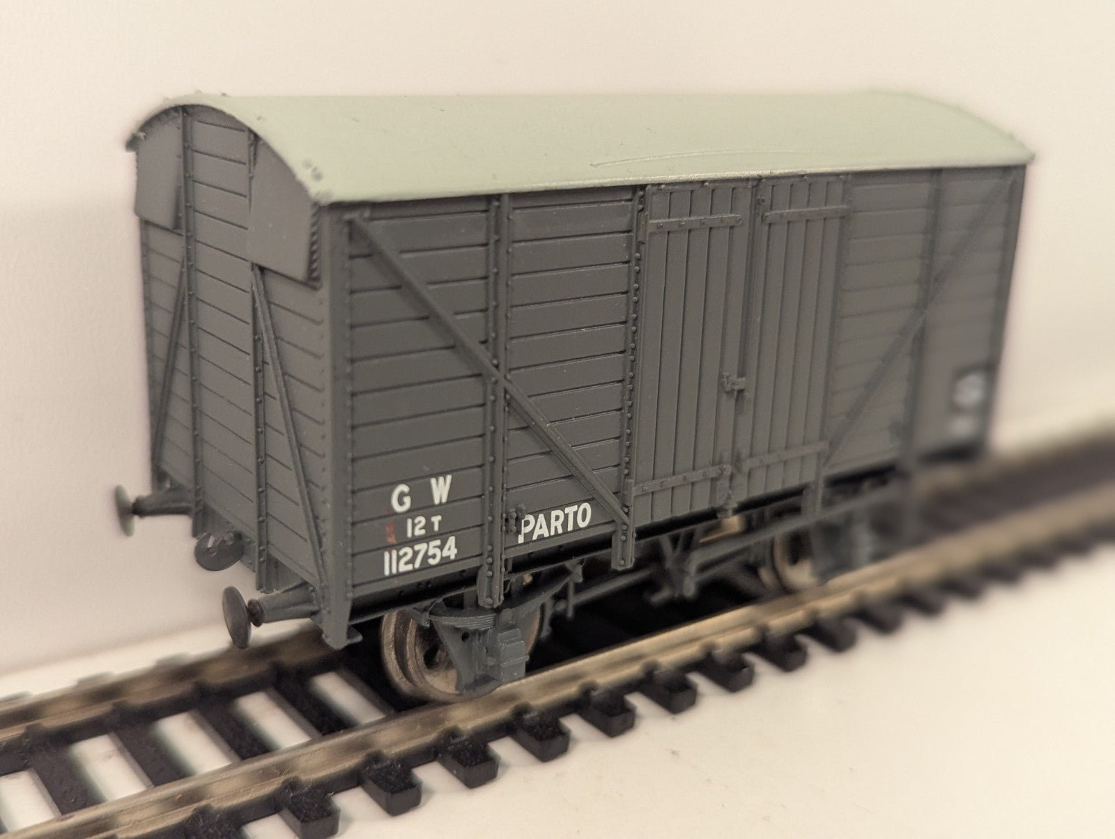 Bachmann OO Gauge GWR 12T Ventilated Van Parto Grey
