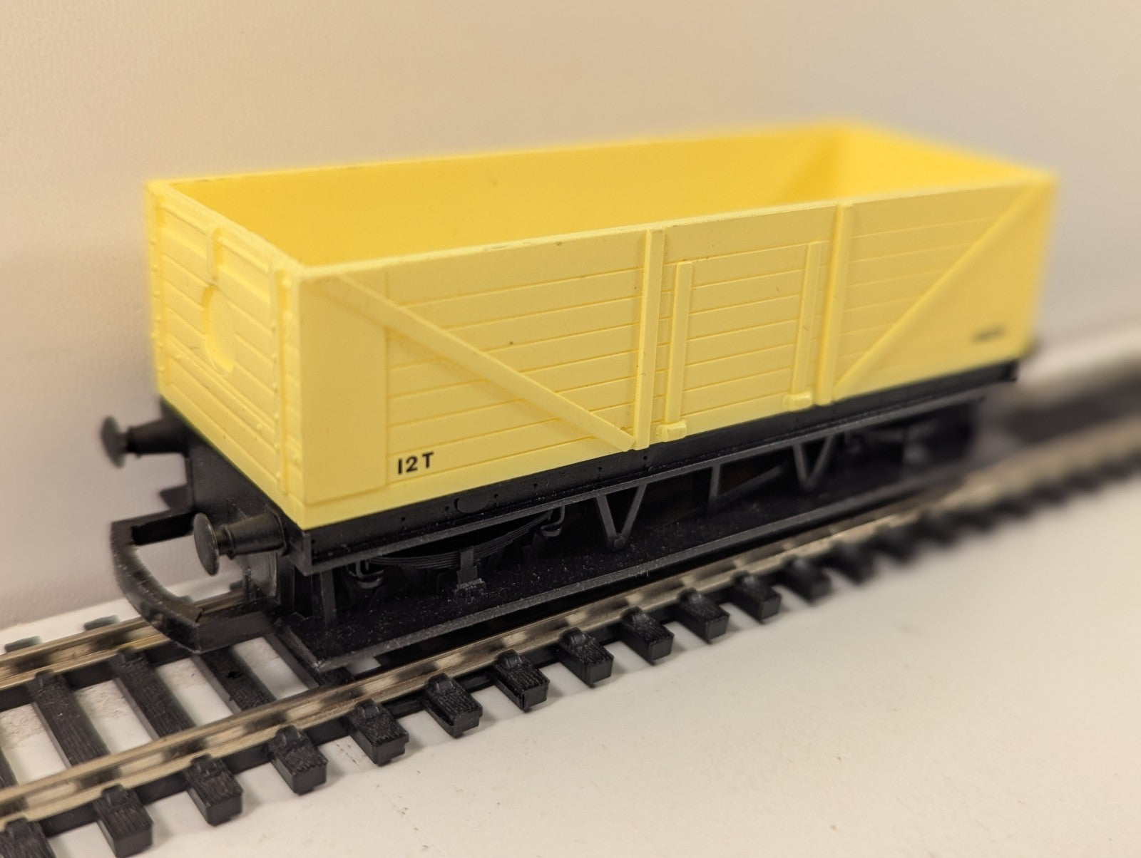 Hornby H654 OO Long Wheelbase Mineral Wagon Yellow