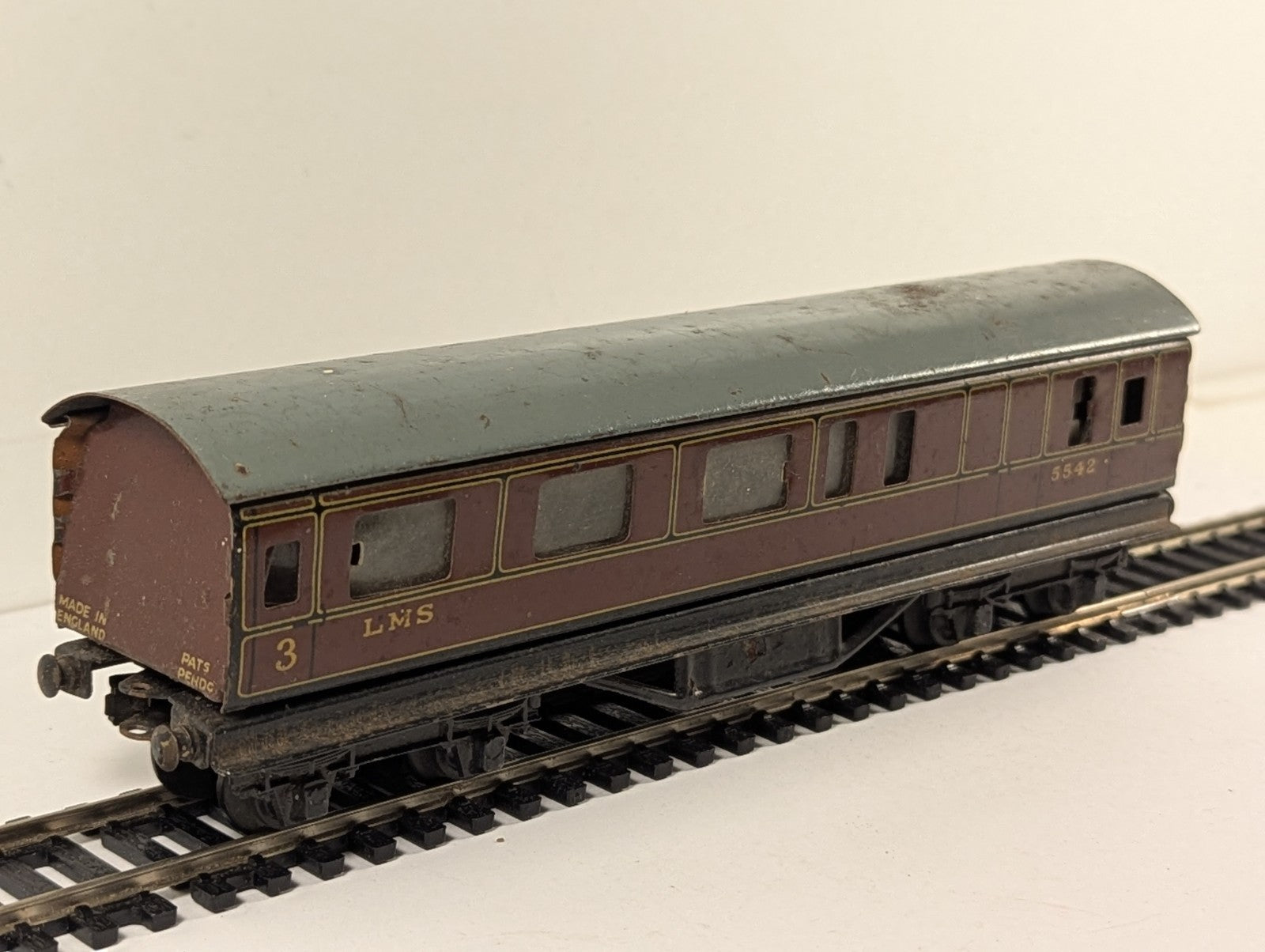 Hornby Dublo OO Gauge LMS Passenger Brake Coach - Missing Couplings