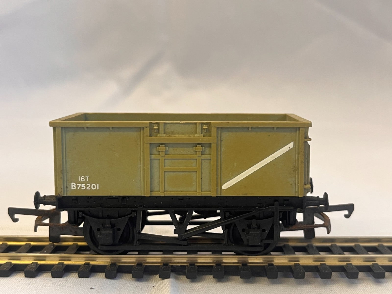 Hornby R243 OO Gauge Mineral Wagon Grey