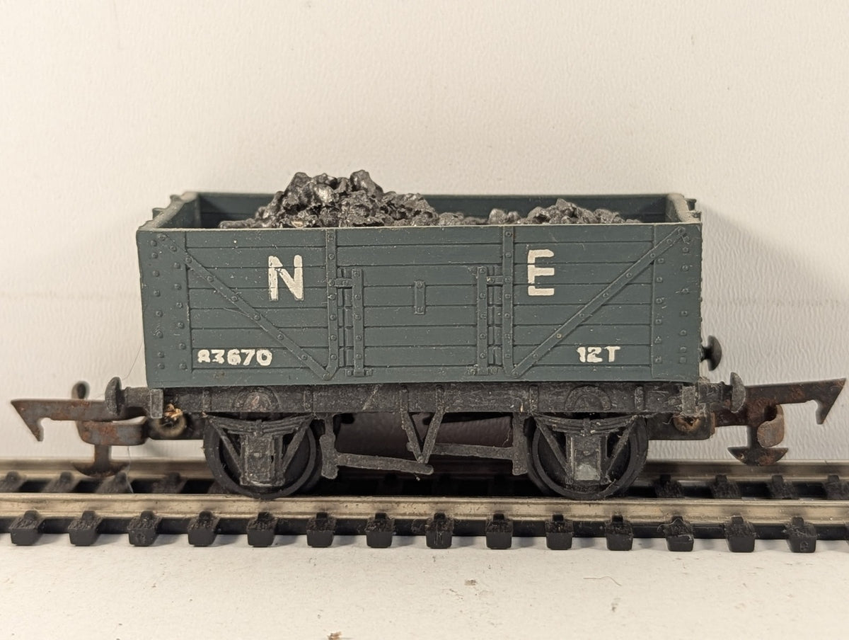 Tri-ang OO Gauge NE 5-Plank Open Wagon with Coal Load Goods Wagon 83670 NE Grey