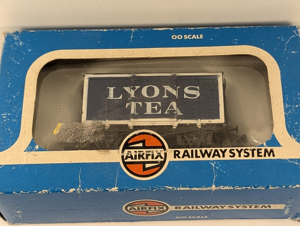 Airfix OO Scale B.R. 12-Ton Ventilated Box Wagon Goods Wagon 528163