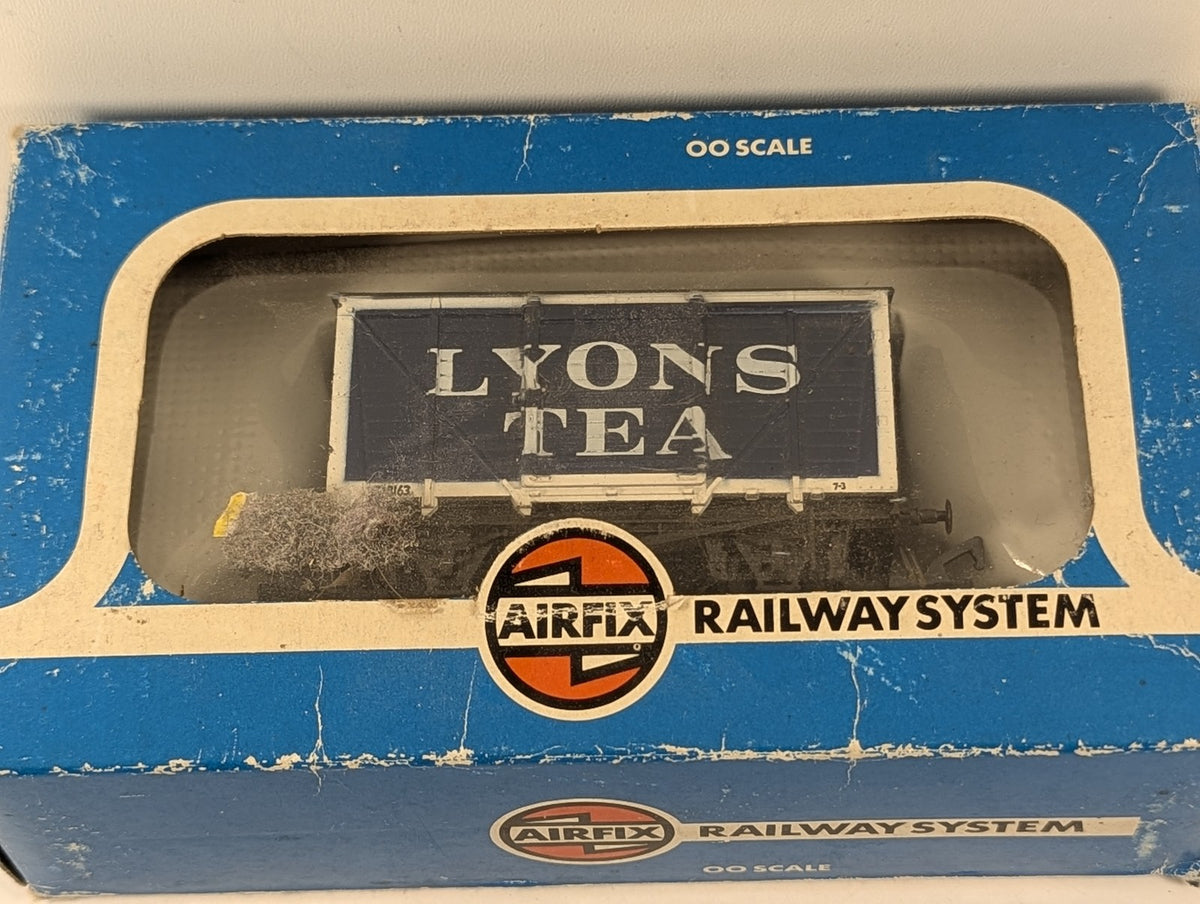Airfix OO Scale B.R. 12-Ton Ventilated Box Wagon Goods Wagon 528163