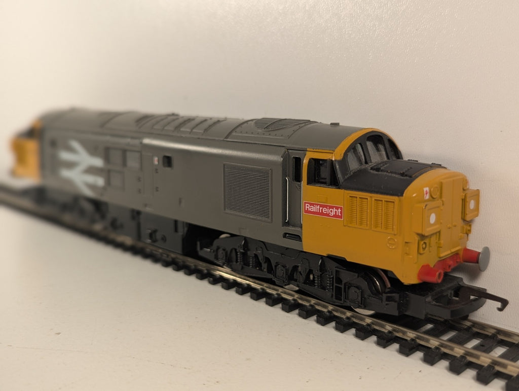 Hornby OO Gauge Class 37 Locomotive 37063 BR Railfreight Grey R075
