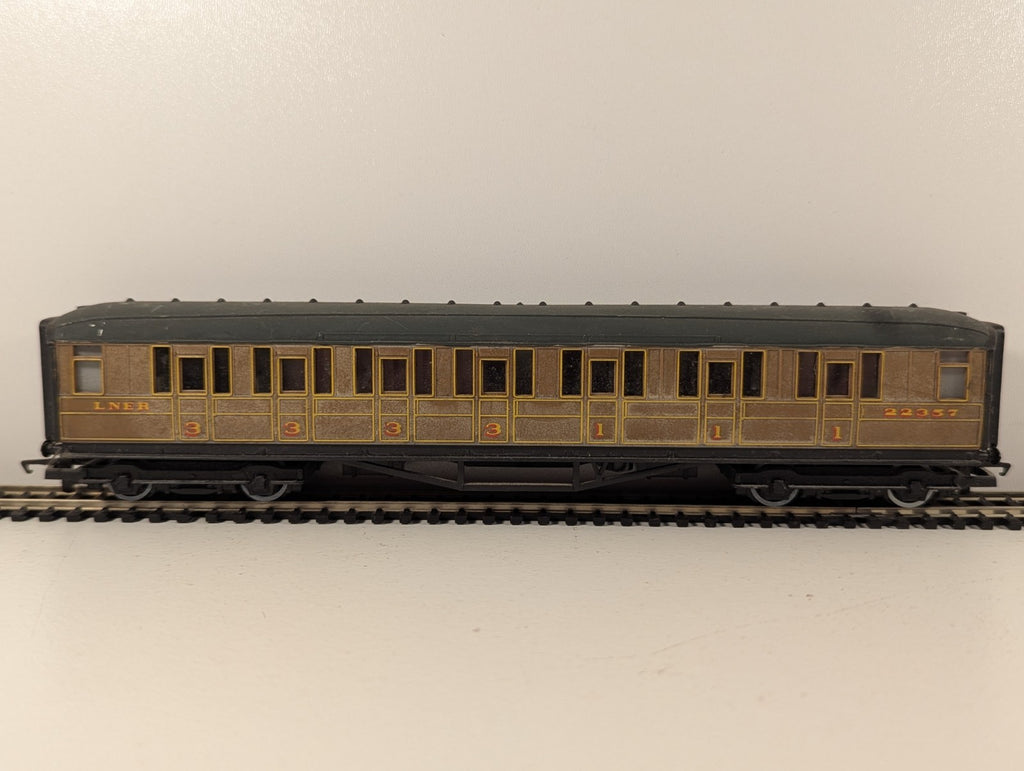 Hornby OO Gauge LNER Gresley Teak Corridor Composite Coach (Repainted Roof)