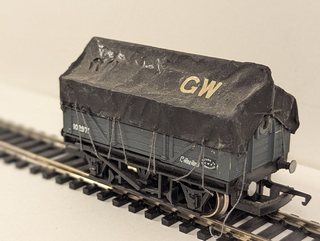 Hornby OO Gauge GWR 7-Plank Open Wagon with Custom Tarpaulin Goods Wagon 102971