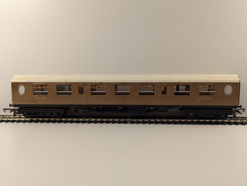 Hornby R745 OO Gauge LNER Teak Full Third Coach