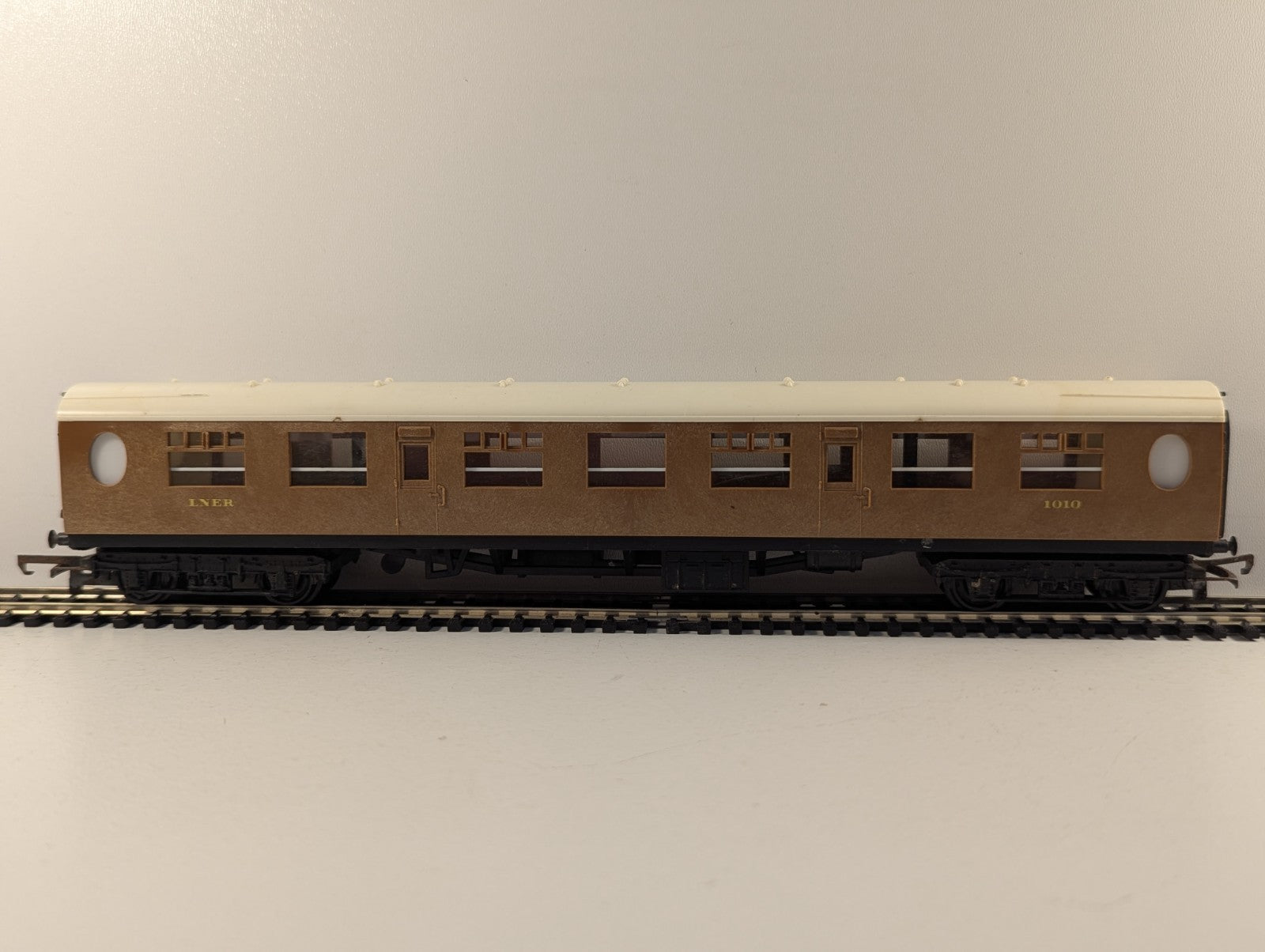 Hornby R745 OO Gauge LNER Teak Full Third Coach