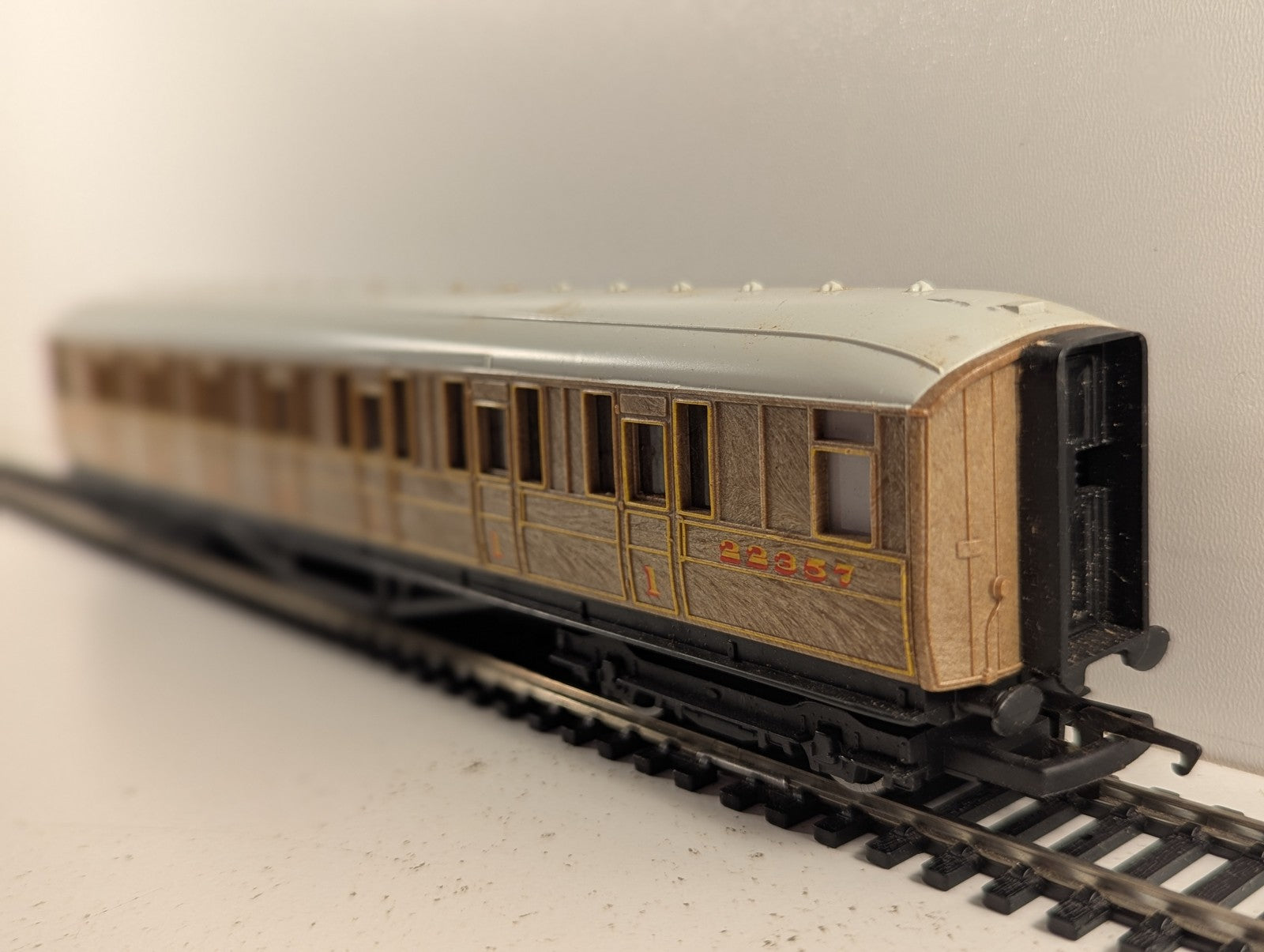 Hornby OO Gauge Gresley LNER Composite Coach Passenger Coach 22357 LNER Teak