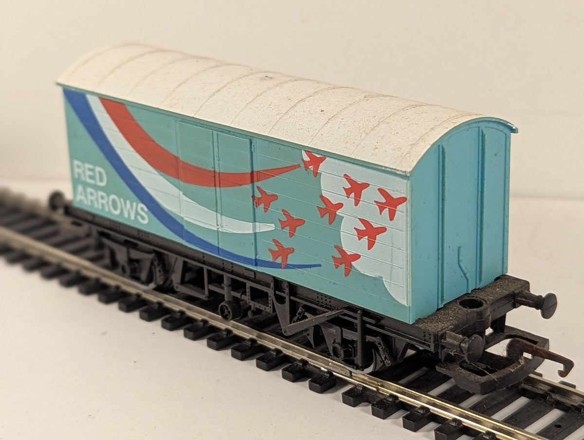 Hornby OO Gauge Red Arrows Closed Van Goods Wagon R118