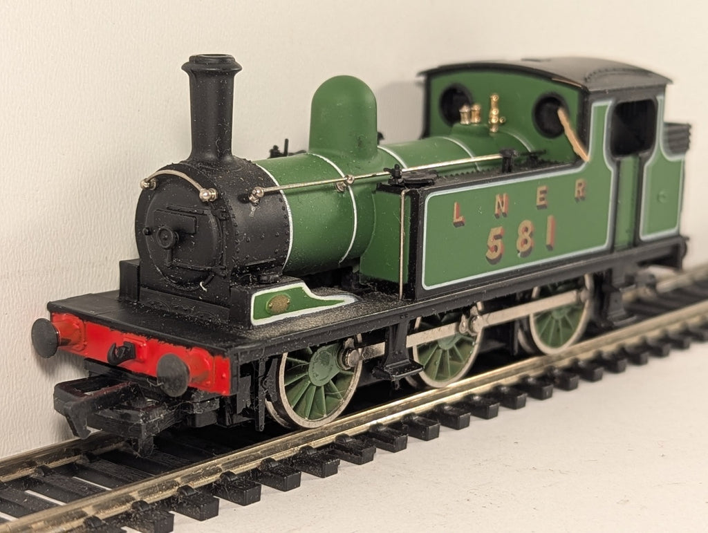Mainline OO Gauge Class J72 0-6-0T Steam Locomotive 581 LNER Green 37-054