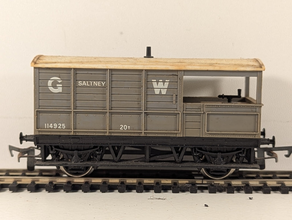 Hornby OO Gauge GWR 20 Ton 'Toad' Brake Van 'Saltney' 114925 GWR Grey