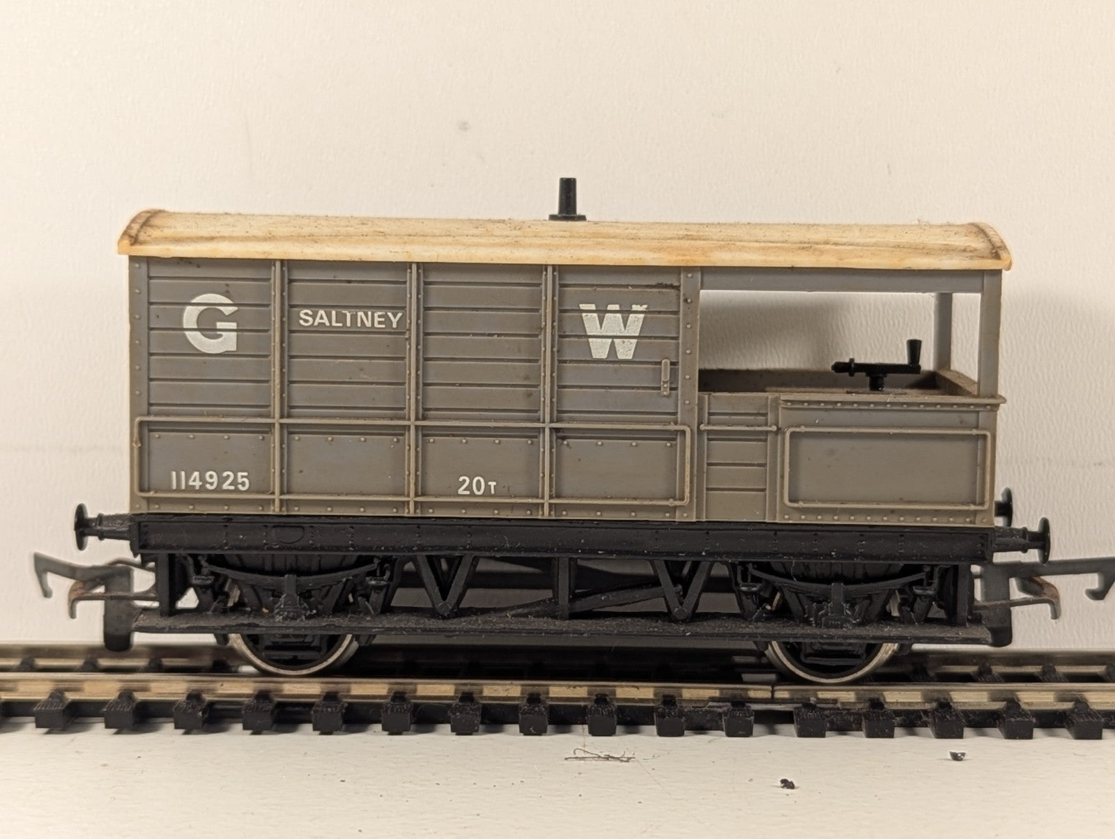 Hornby OO Gauge GWR 20 Ton 'Toad' Brake Van 'Saltney' 114925 GWR Grey