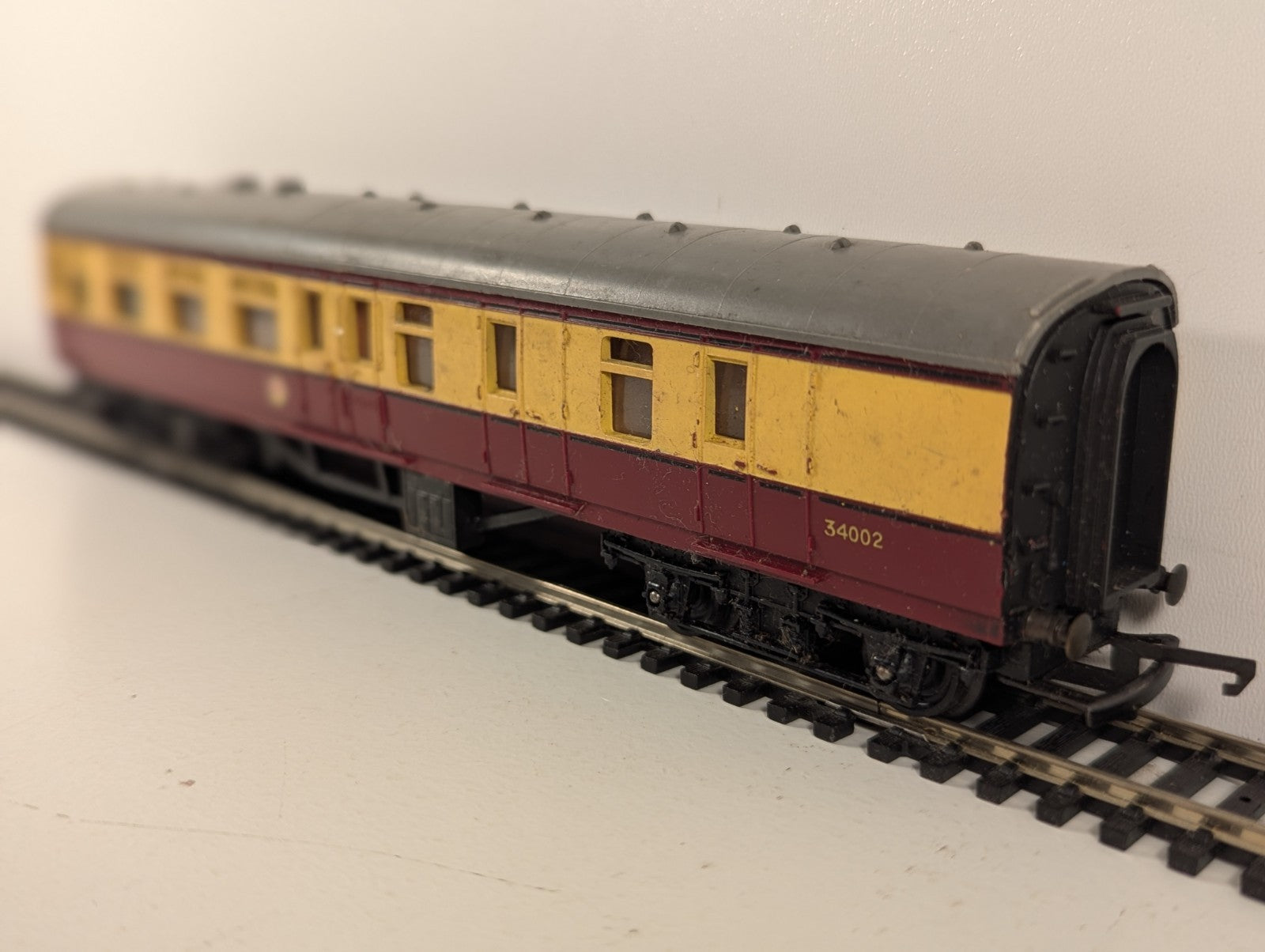 Tri-ang R28 OO Gauge BR Mk1 Brake 2nd Coach Crimson & Cream