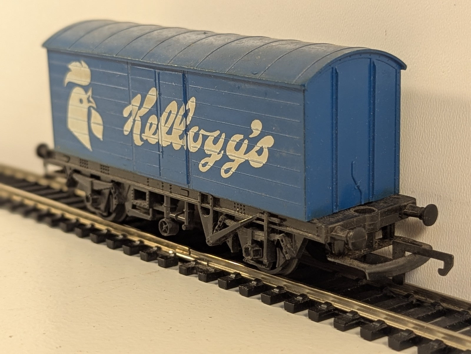 Hornby R222 OO Gauge Kellogg's Closed Goods Van