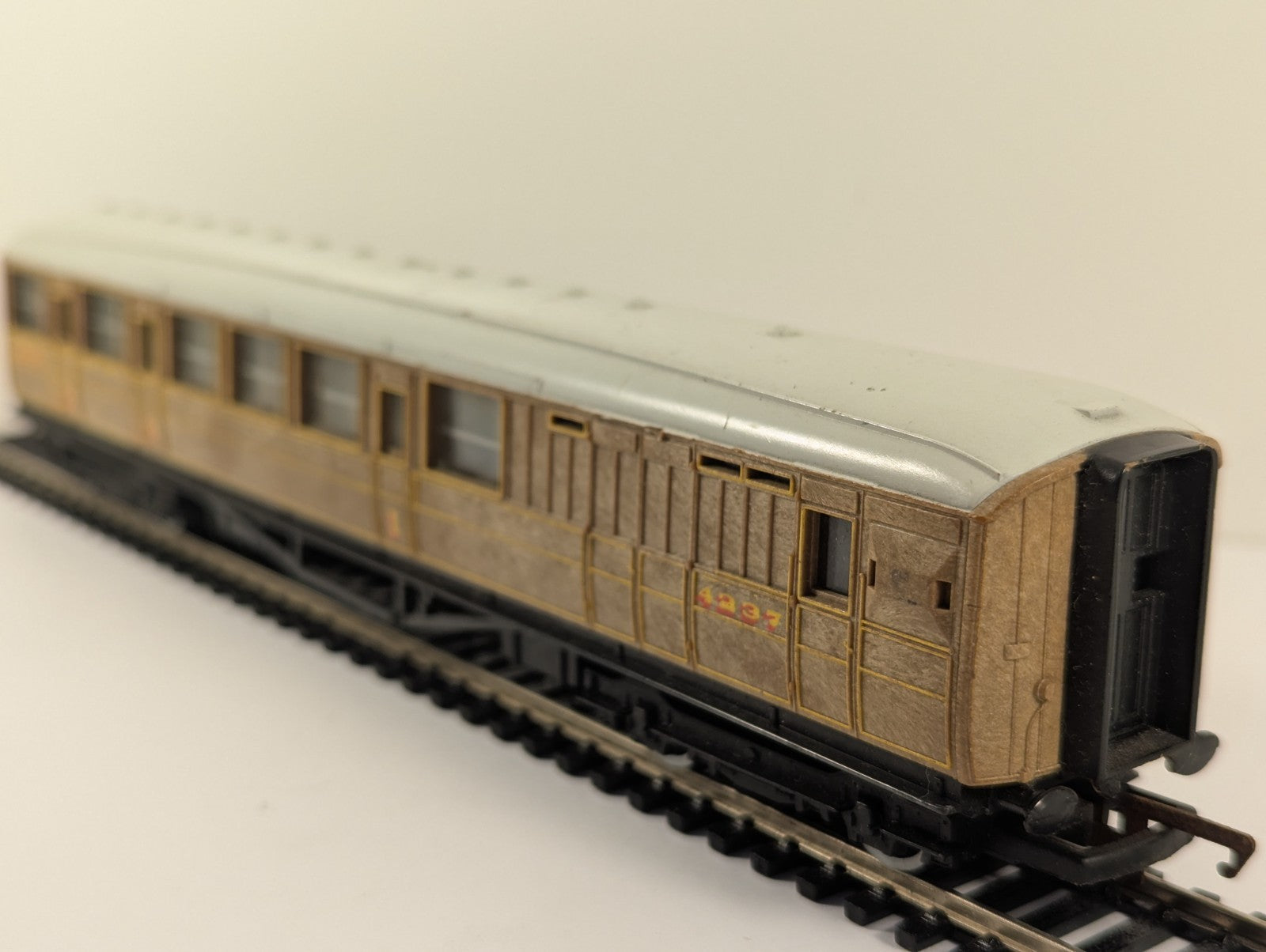 Hornby OO Gauge LNER Teak Brake Composite Coach