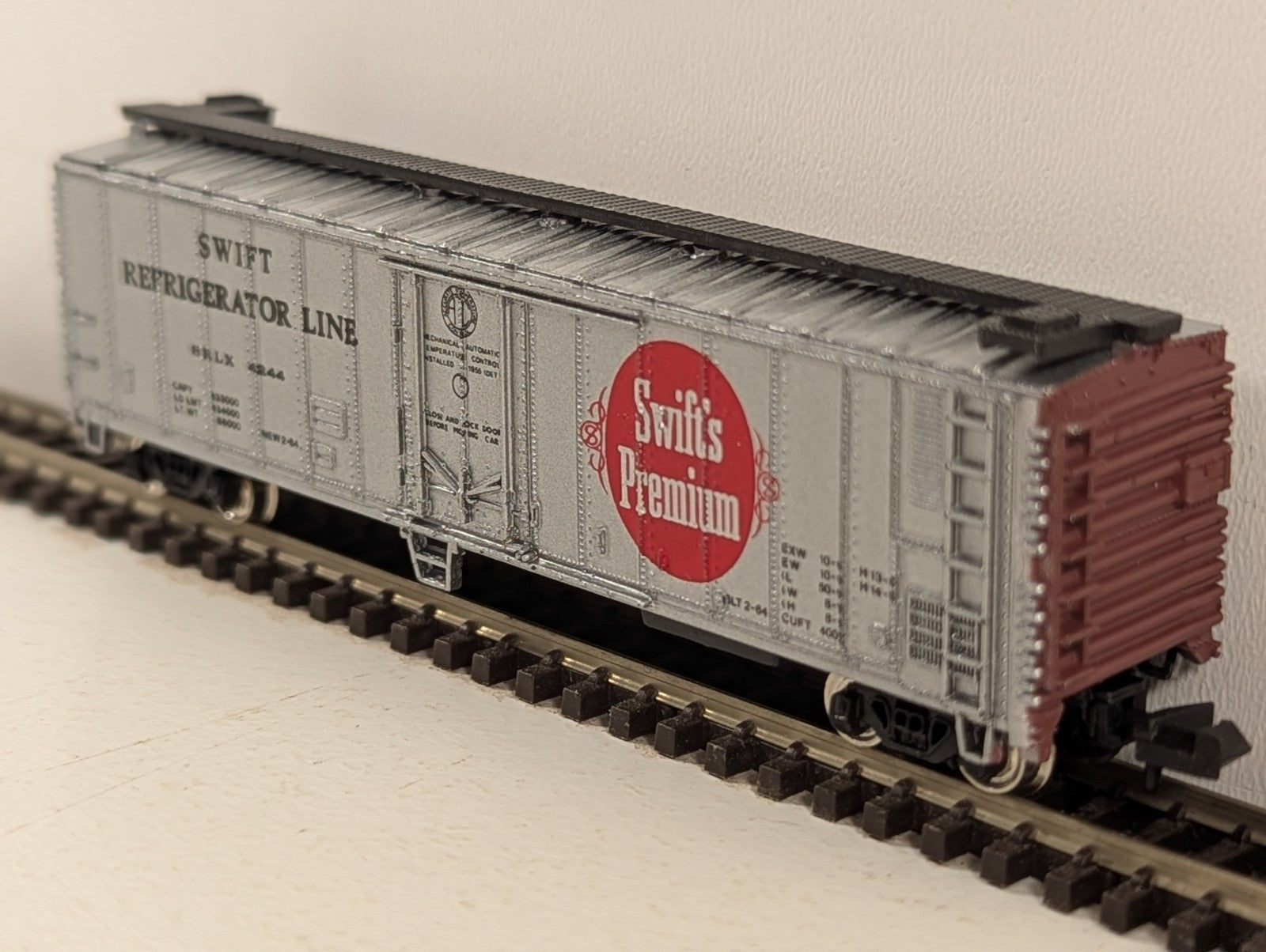 Bachmann N Gauge 51ft Swift's Premium Steel Reefer Car