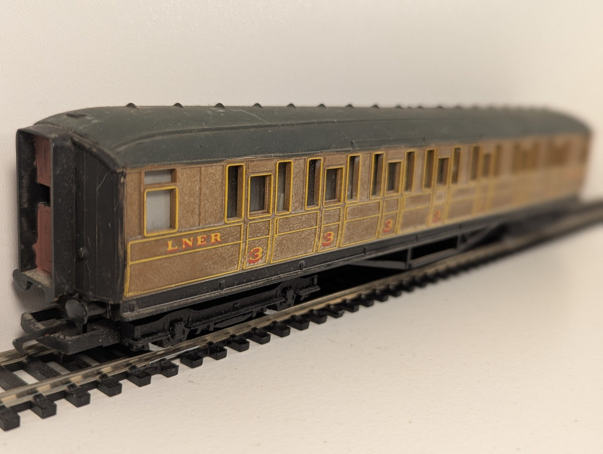 Hornby OO Gauge LNER Gresley Teak Coach – Repainted Roof