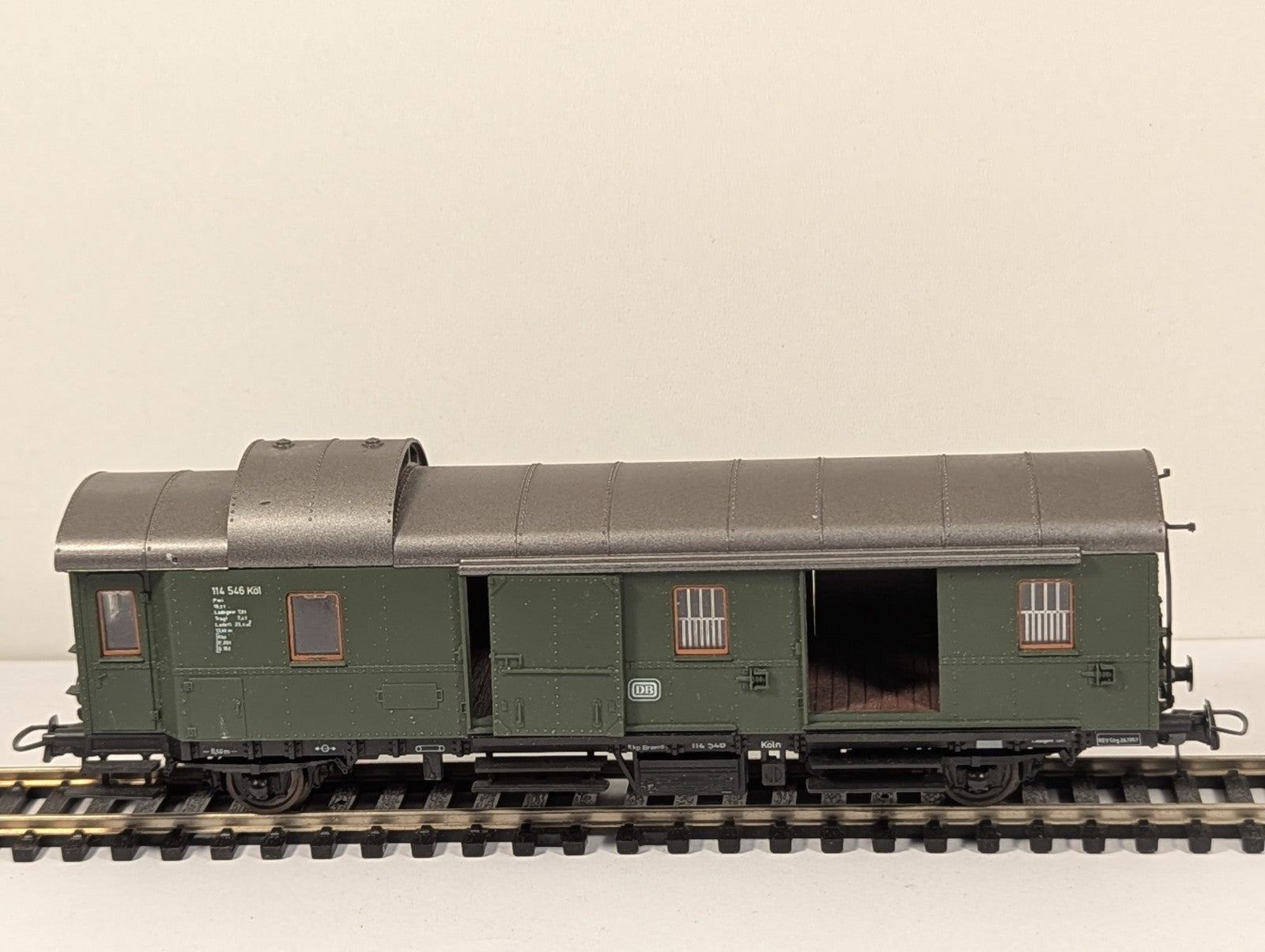 Roco HO Gauge DB Baggage Coach – Missing Doors