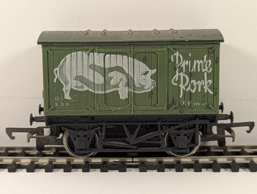 Hornby OO Gauge Prime Pork Closed Van Goods Wagon E71011 Green 'Prime Pork'