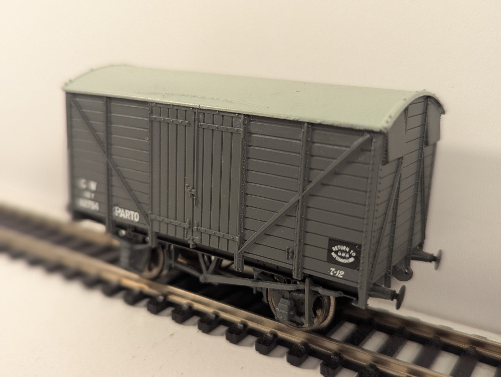 Bachmann OO Gauge GWR 12T Ventilated Van Parto Grey