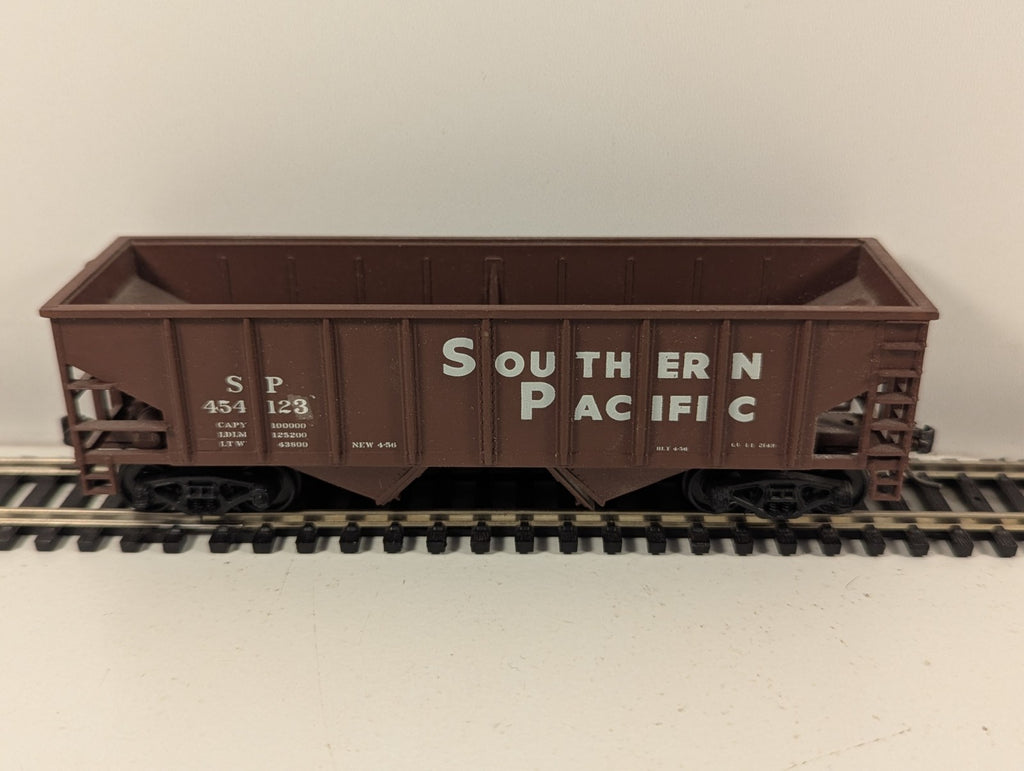 Walthers Trainline HO Gauge Southern Pacific 2-Bay Hopper Wagon