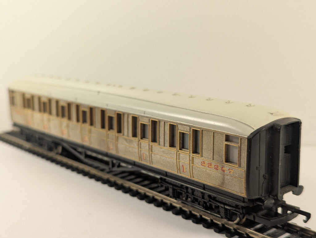 Hornby R4332 RailRoad OO Gauge LNER Teak Composite Coach