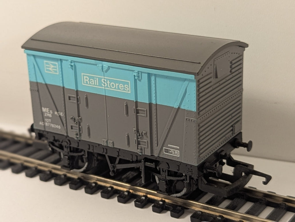 Hornby R.115 OO Gauge BR Rail Stores Van VEA ADB778246