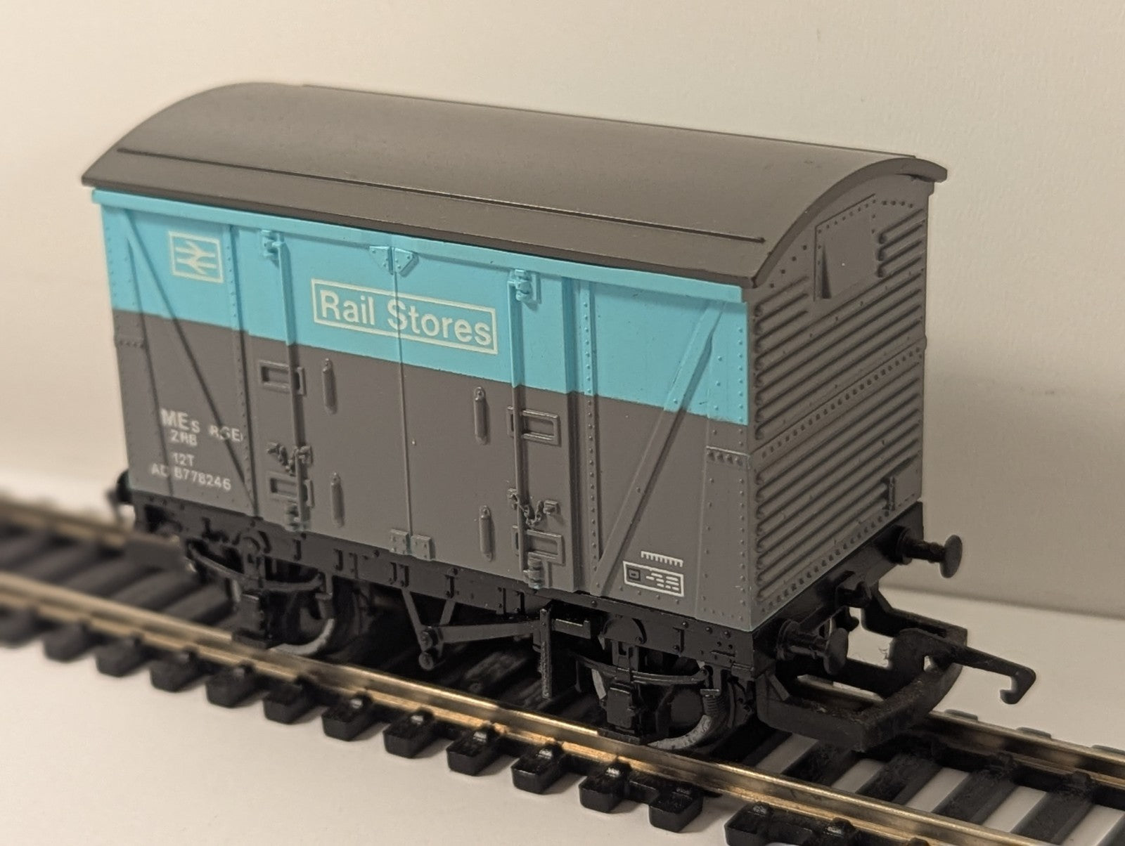 Hornby R.115 OO Gauge BR Rail Stores Van VEA ADB778246