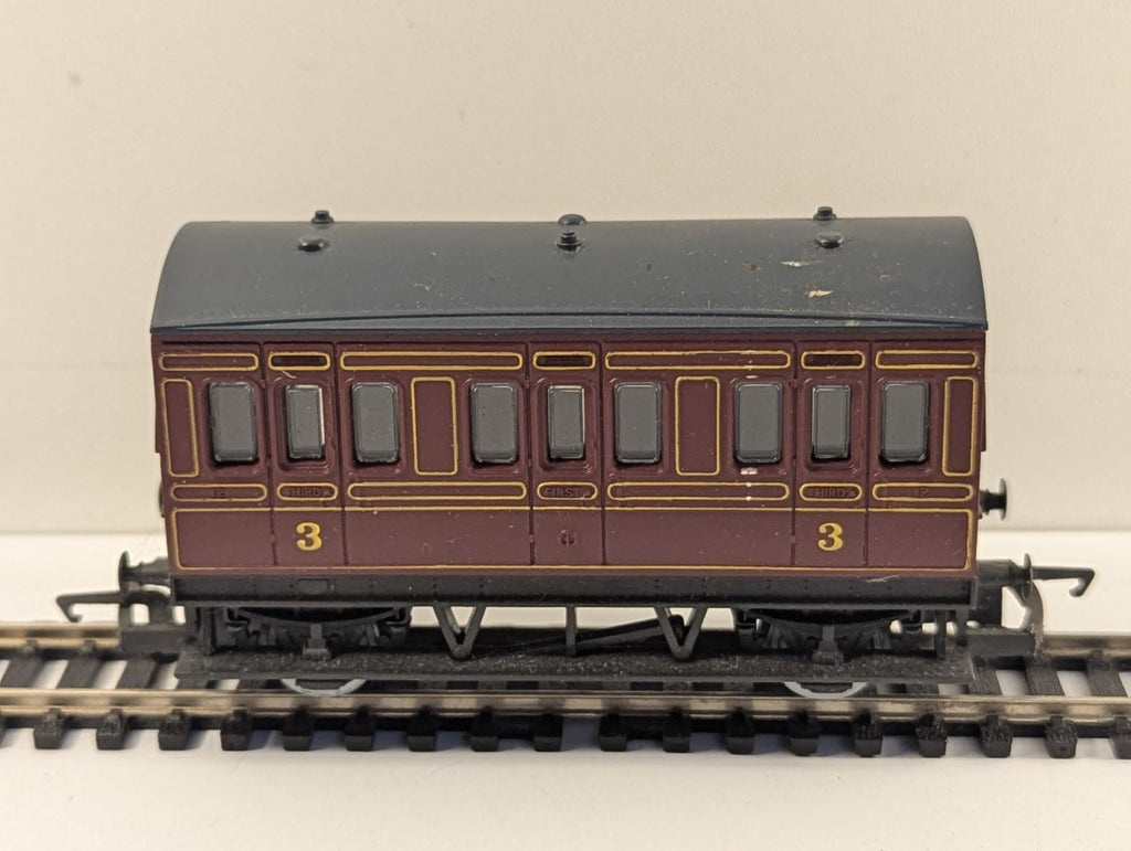 Hornby OO Gauge 4-Wheel Composite Coach Maroon