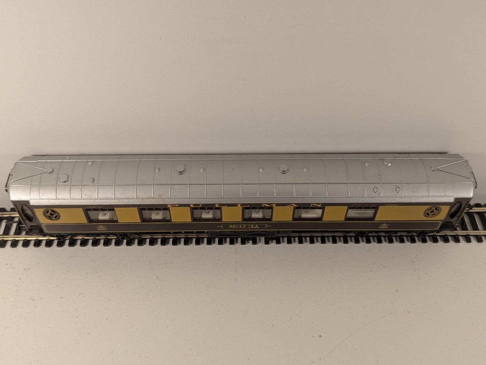 Hornby R223 OO Gauge Pullman First Class Parlour Car "Agatha"