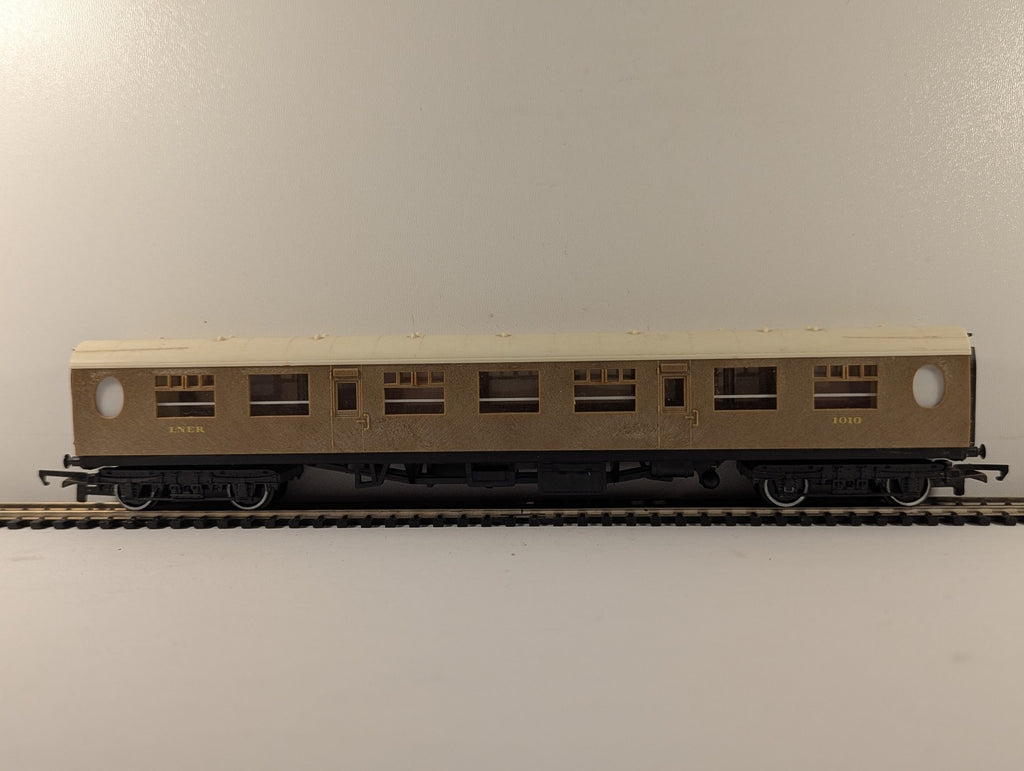 Hornby OO Gauge LNER Gresley Buffet Coach Passenger Coach 1010 LNER Teak R4180
