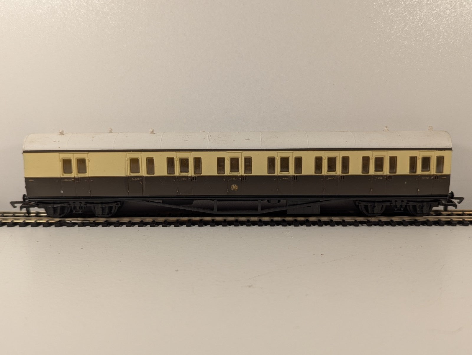 Mainline OO Gauge GWR Brake Third Coach Chocolate & Cream