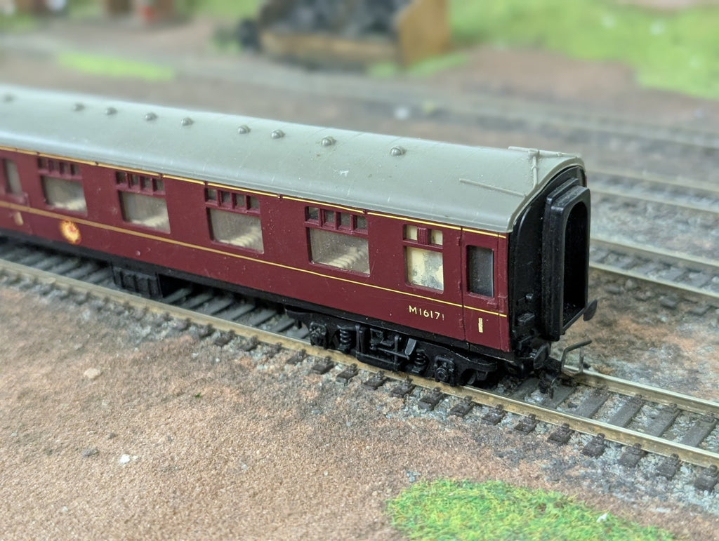 Trix Mk1 Composite Corridor M16171 in BR Maroon OO Gauge