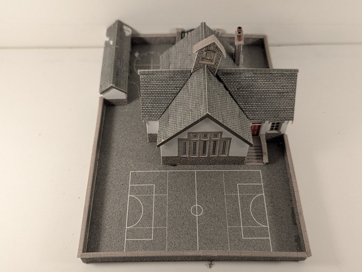 Metcalfe N Gauge Village School Model Building PO253