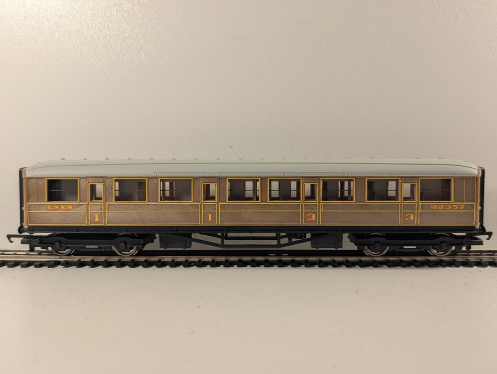 Hornby OO Gauge LNER Teak Composite Coach 22357