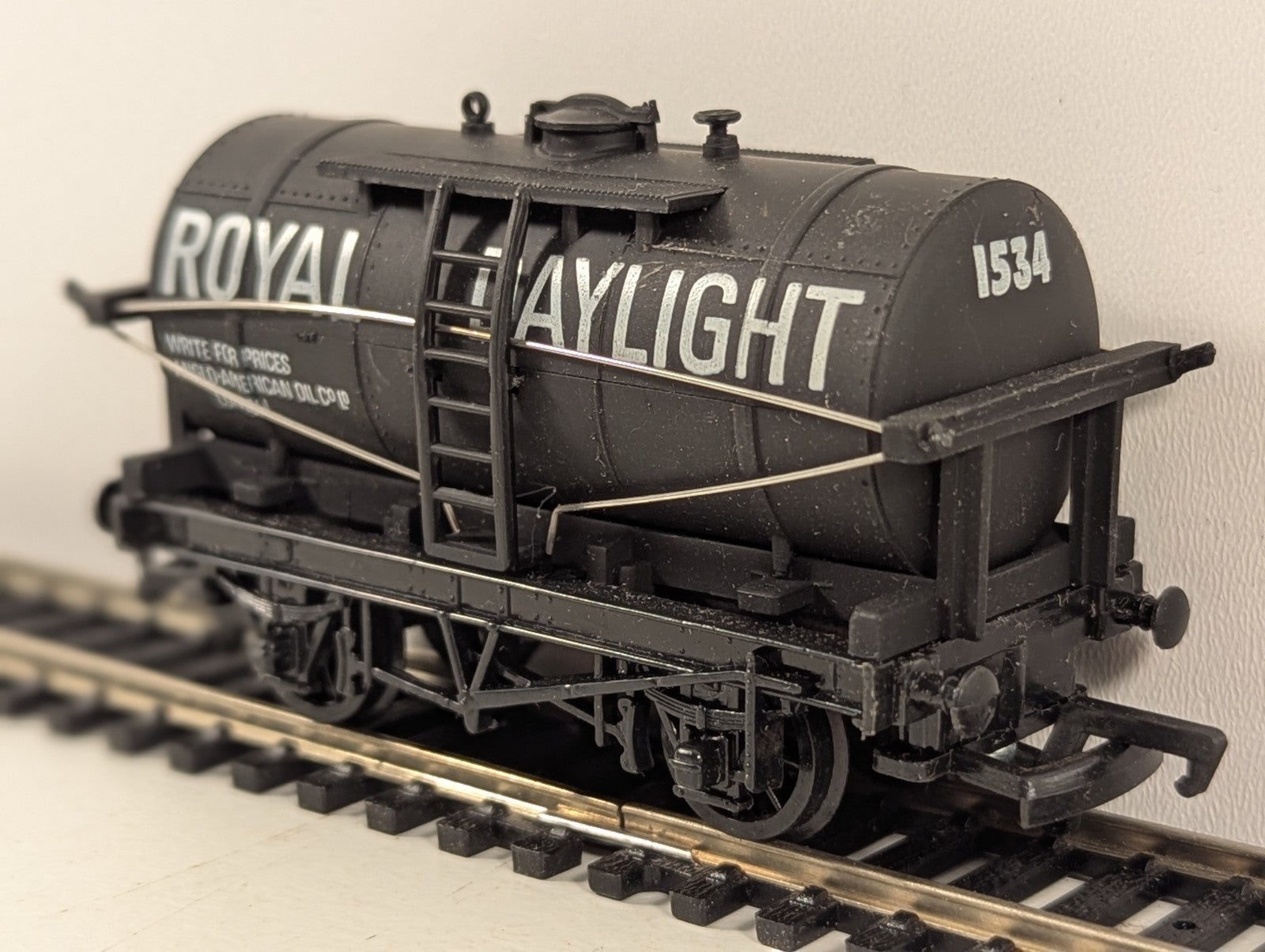 Mainline Railways OO Gauge Black Royal Daylight 14 Ton Tank Wagon