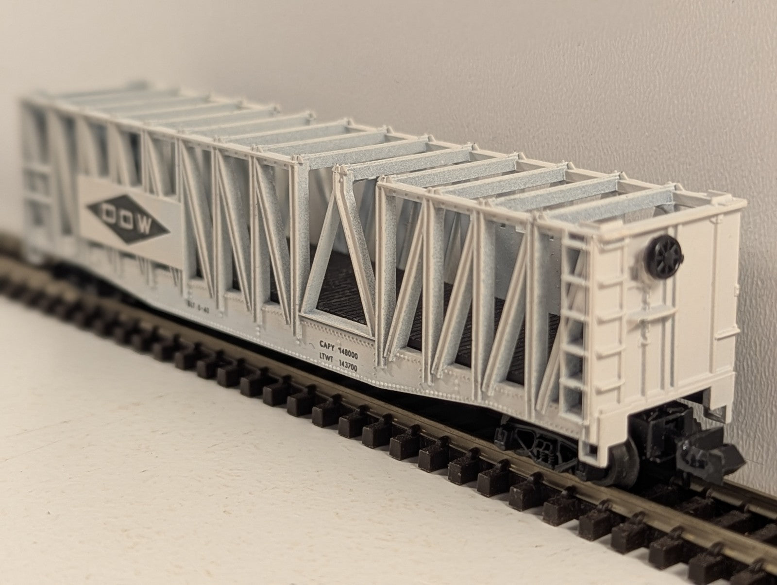 Trix N Gauge 70-Ton DOW Chemical Company Flat Beam Container Car