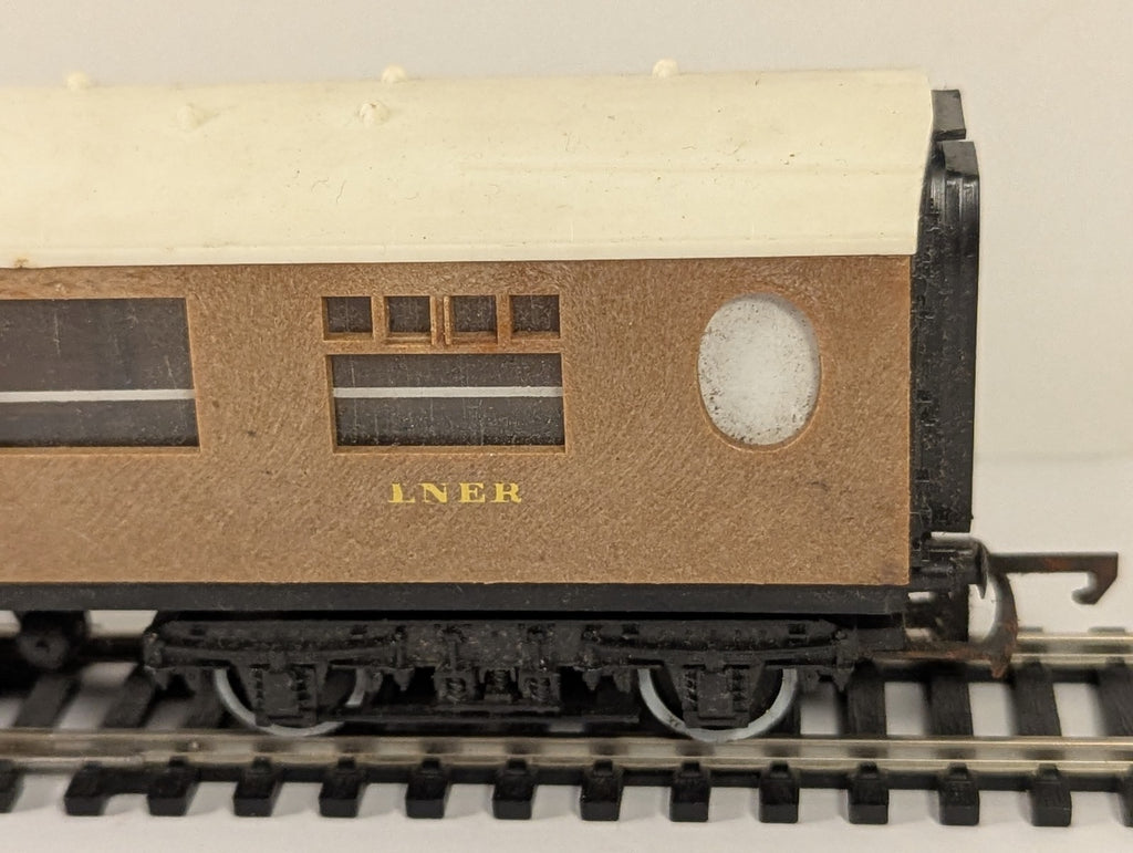 Hornby OO Gauge LNER Teak Brake 3rd Class Coach