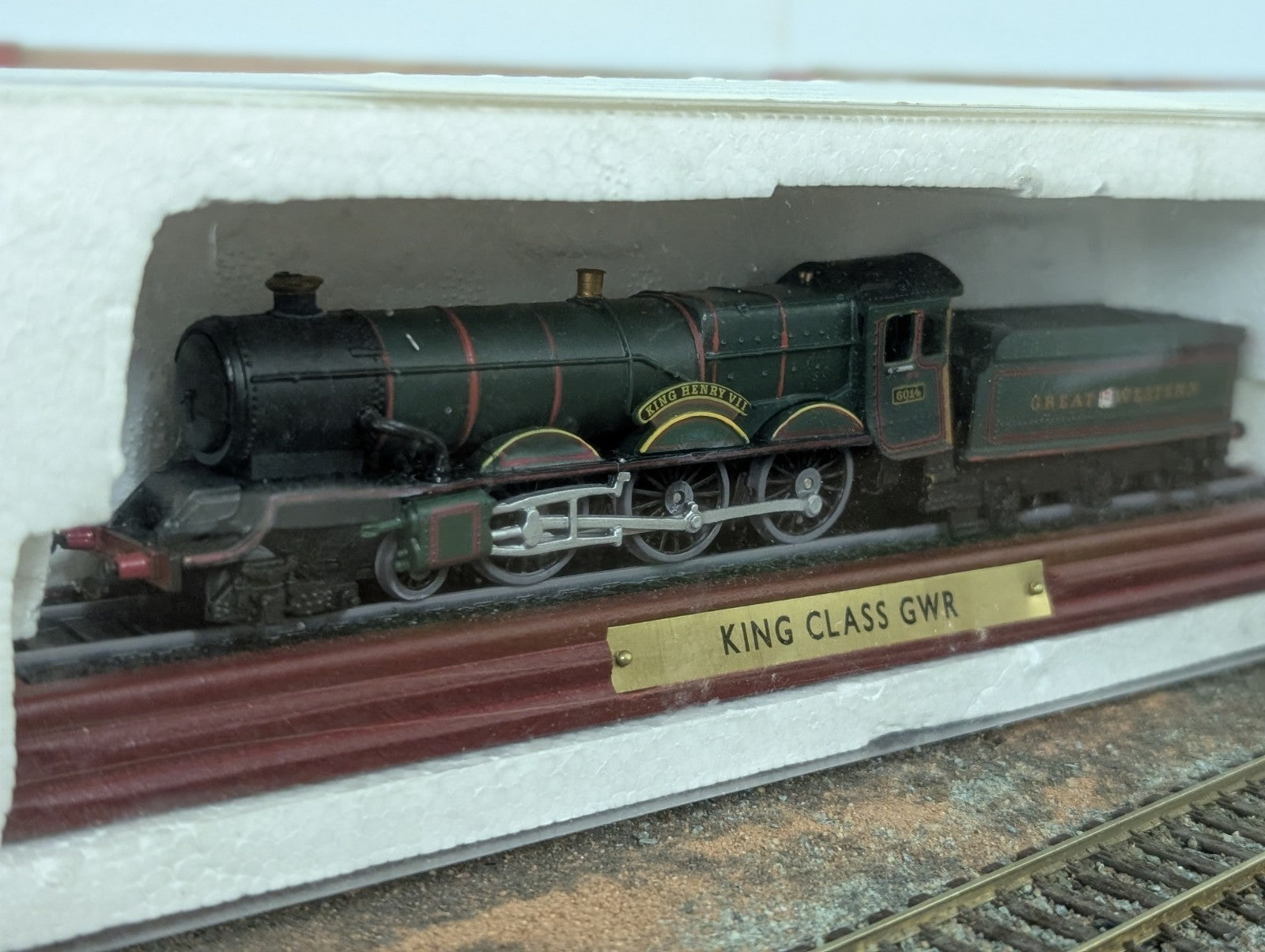 ATLAS EDITIONS King Class GWR Steam Locomotive Model on Stand 24cm Long