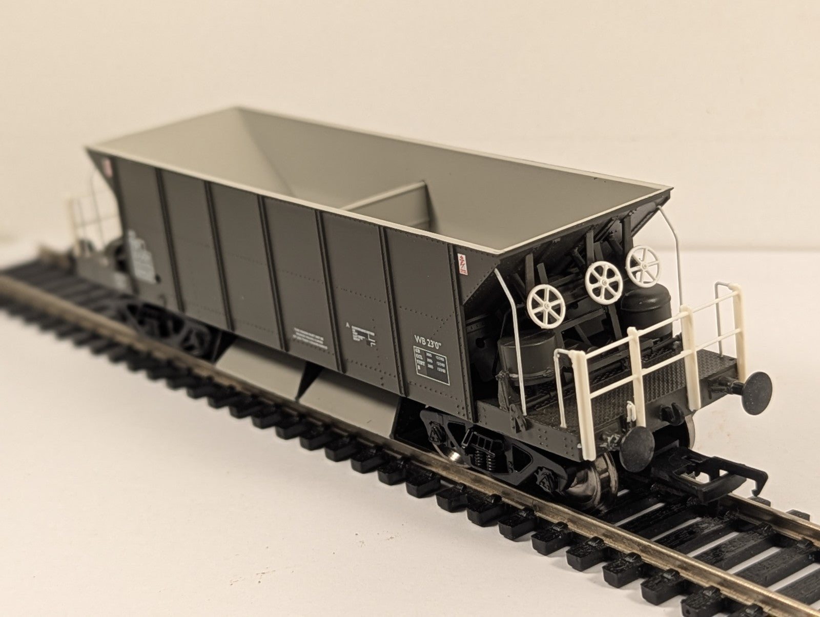 Bachmann 38-130 OO Gauge 40 Ton Sealion YGH Hopper Wagon Olive Green
