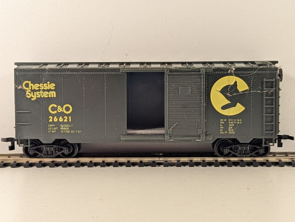 Life-Like HO Scale 40ft Sliding Door Boxcar 26621 Chessie System
