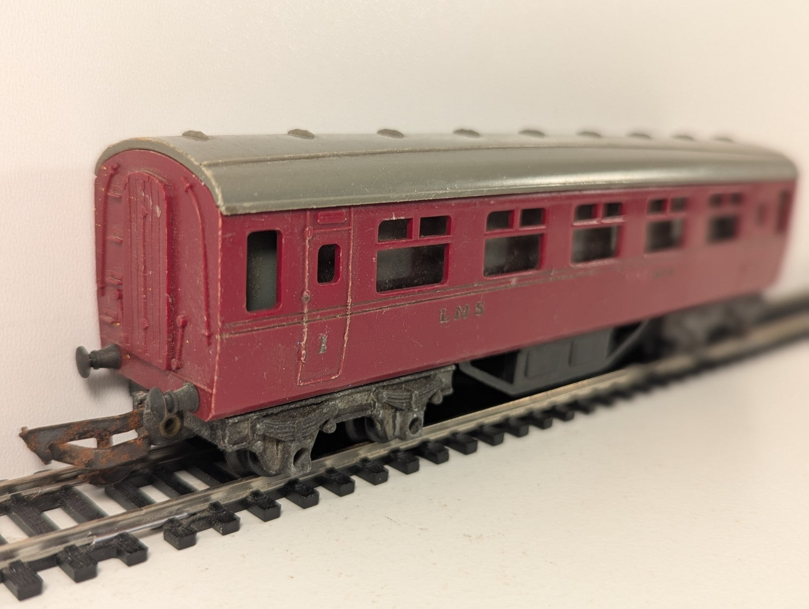 Tri-ang R20 OO Gauge LMS First Class Coach Maroon