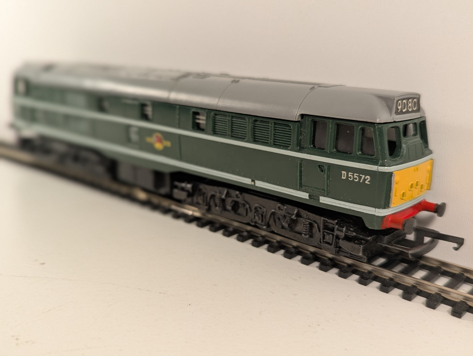 Tri-ang R357 OO Gauge Class 31 Diesel D5572 BR Green