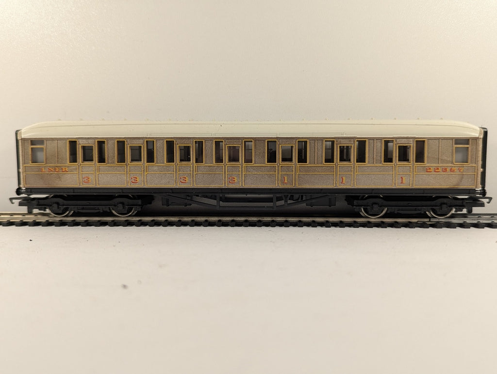 Hornby OO Gauge LNER Gresley Composite Coach Passenger Coach 22367 LNER Teak