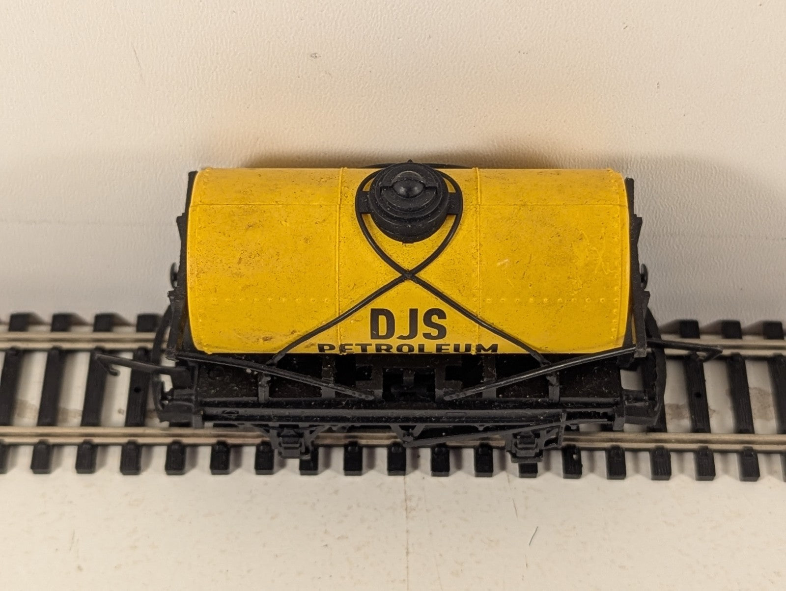 Hornby OO Gauge DJS Petroleum Tank Wagon Goods Wagon DJS Petroleum