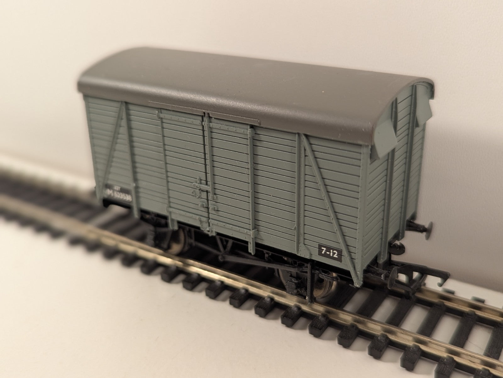Hornby R1075 OO Gauge SR 12t Double Vent Van M16485