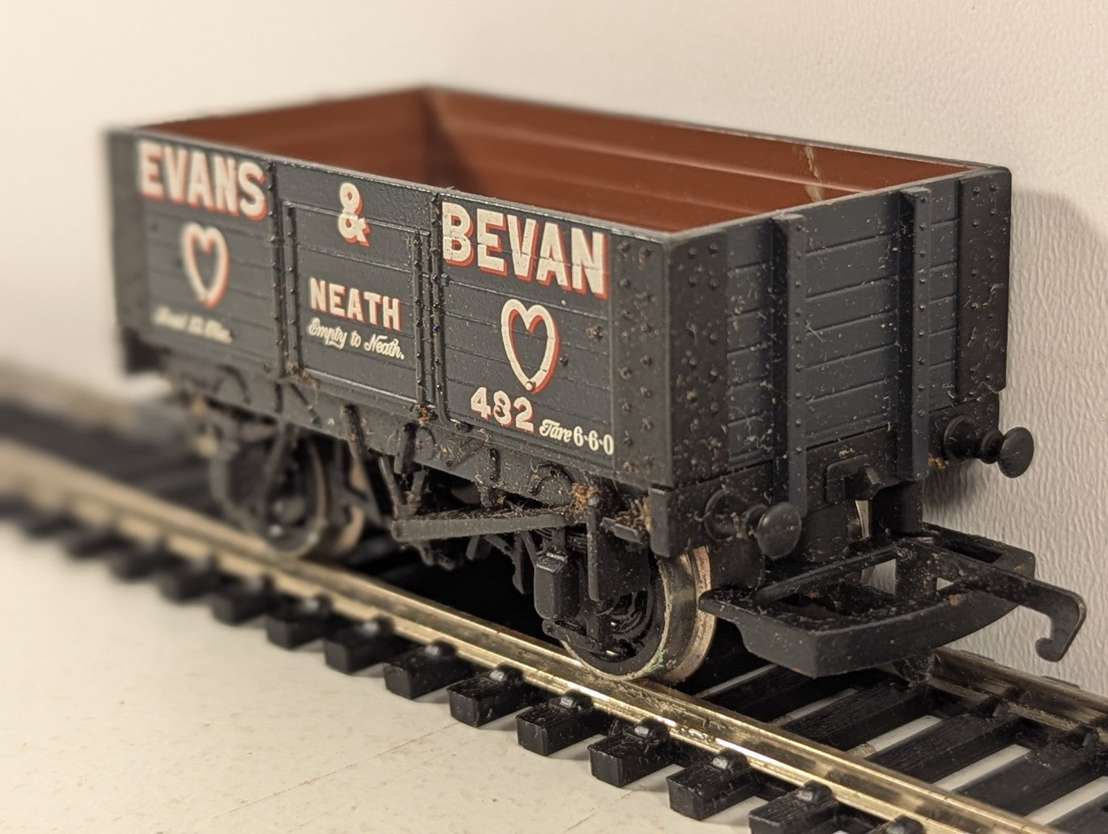 SKU: GR5618  Hornby OO Gauge Evans & Bevan 7-Plank Wagon Goods Wagon 482 R6057