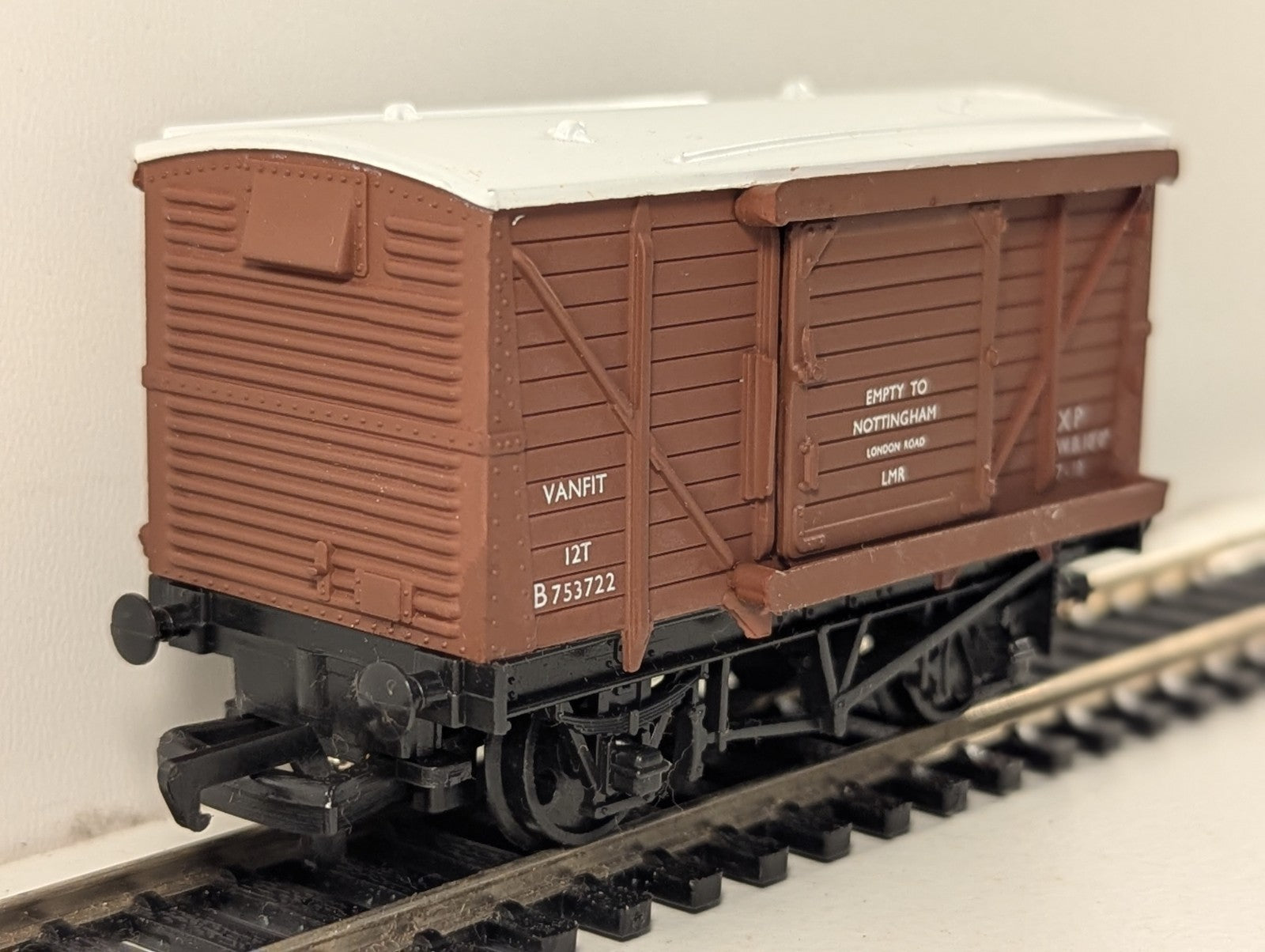 Mainline Railways BR Brown Ventilated Van OO Gauge