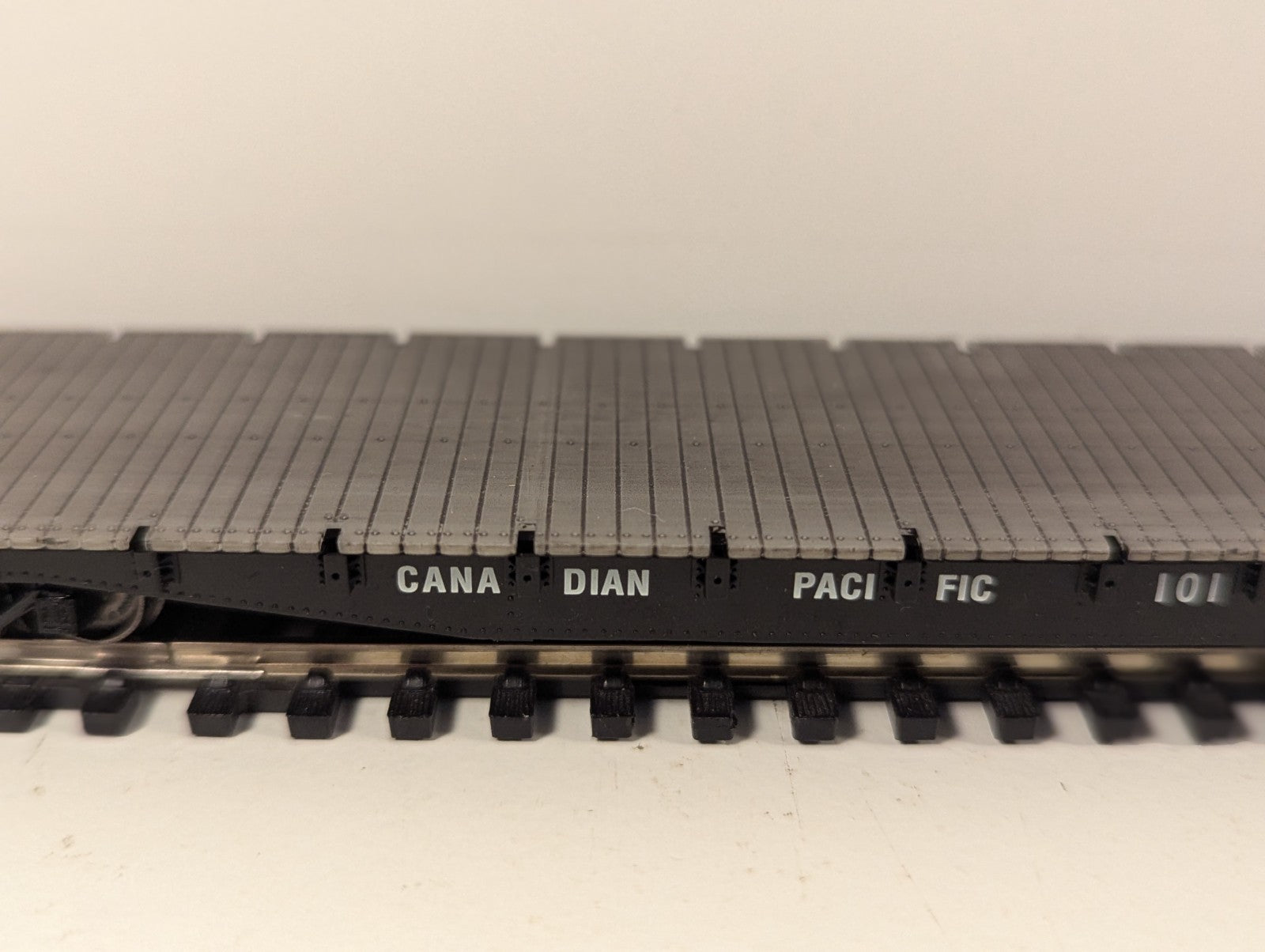 Bachmann HO Gauge Canadian Pacific Bulkhead Flatcar